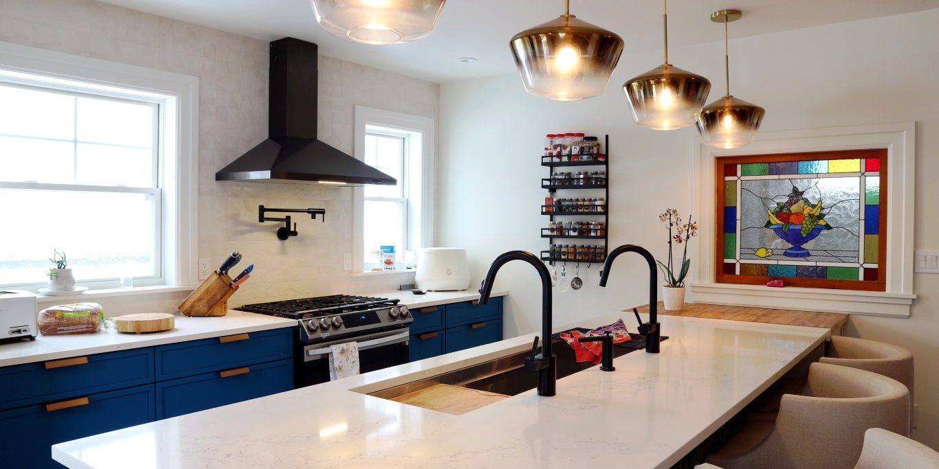 kitchen with workstation sink and no upper cabinets