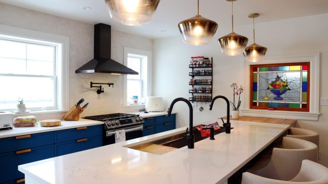 kitchen with workstation sink and no upper cabinets