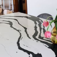 Alacatta Apollo Living Stone countertop with pink tulips